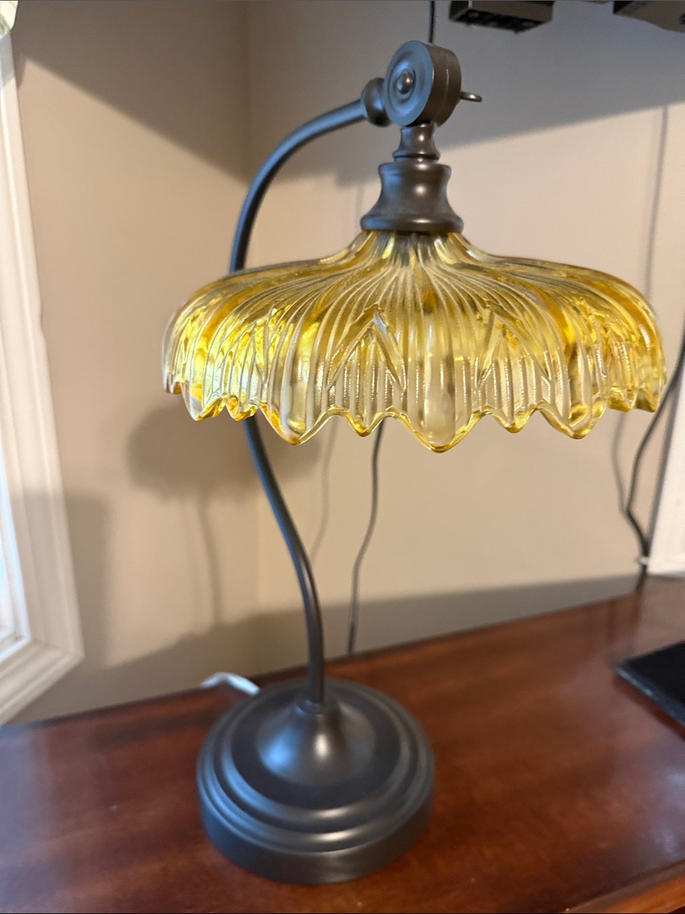 🌻 Scalloped Glass Table Lamp with Curved Dark Metal Base